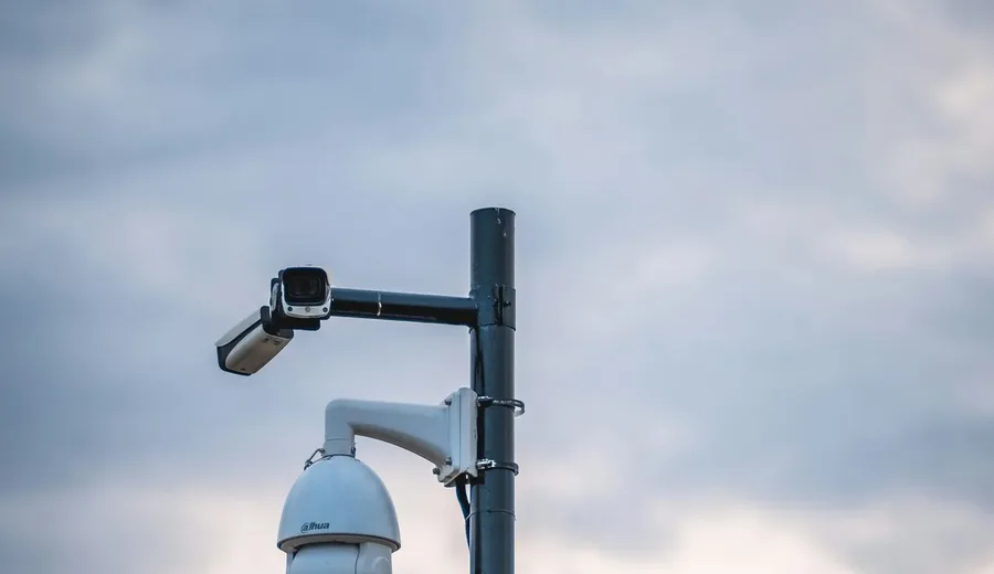 Kamera IP PoE na zewnątrz budynku